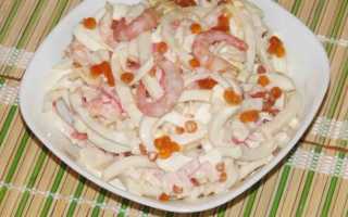 Салат Царский с красной икрой и кальмарами, креветками, семгой, крабовыми палочками, курицей, мясом, шампиньонами, с ананасами, черносливом: лучшие рецепты, фото