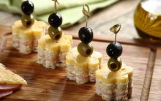 Канапе с копчёными колбасками