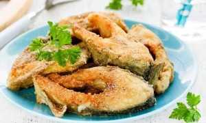 Жаренный карп с хрустящей корочкой и ароматными тушенными овощами — изысканный вкус