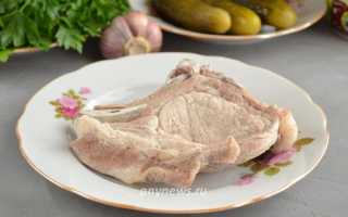 Салат из говядины с фасолью и маринованными огурцами