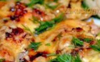 Готовим вкусные куриные бедра в духовке с ломтиками картошки — самые удачные рецепты