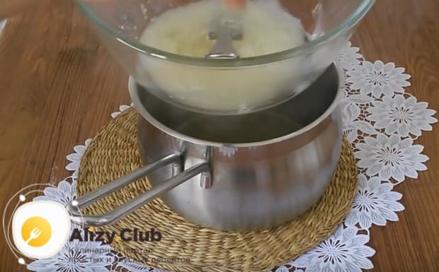 Белковый крем для украшения тортов мокрое безе готовится на водяной бане.