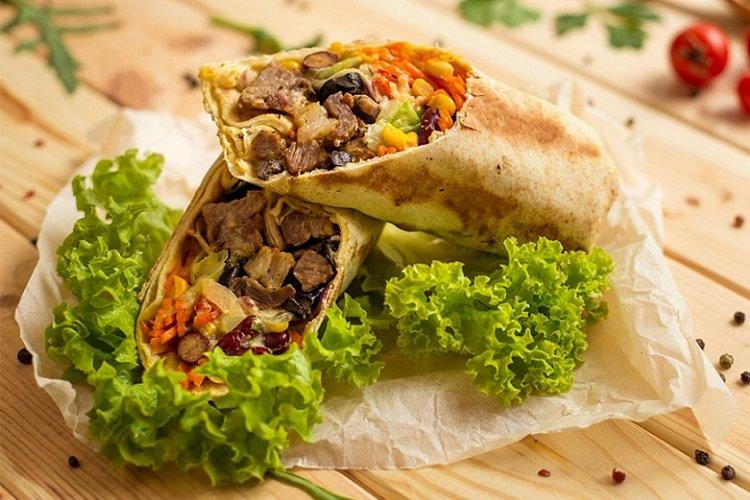 Буррито с мясом и морковью по-корейски