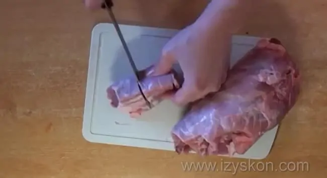 Для приготовления супа из кролика, нарежьте мясо.