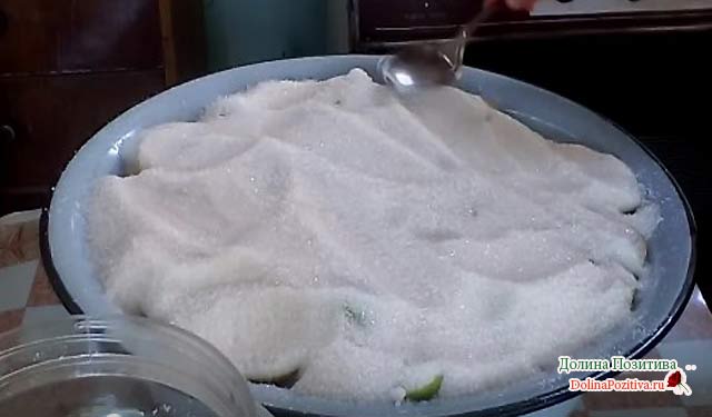 груши, засыпанные сахаром