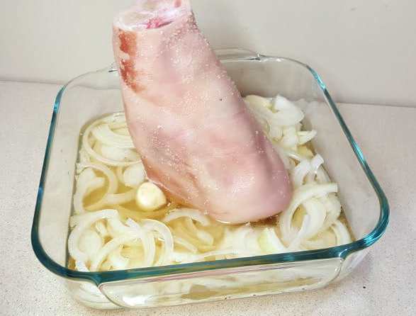 Рулька с луком