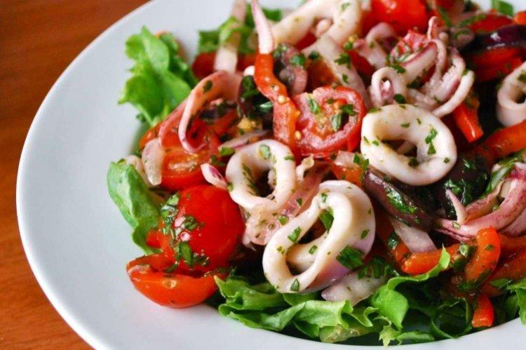 Салат с кальмарами и копченым сыром - Что приготовить из кальмаров рецепты