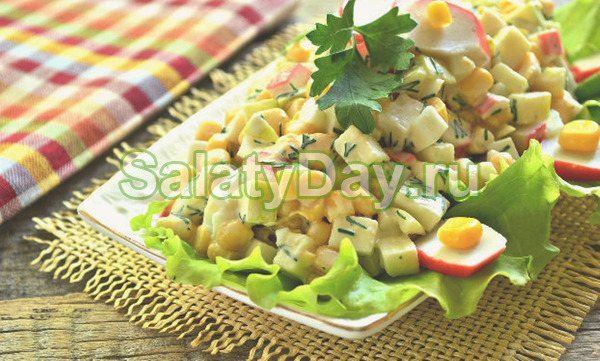 Салат с крабовыми палoчками и яблoком быстрого приготовления