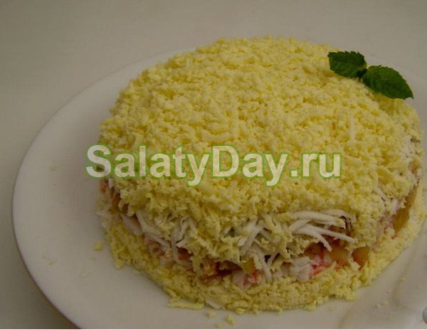 Салат с крабовыми палочками и яблоком «Нежность»