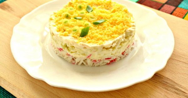 Салаты с крабовыми палочками и яблоком с кукурузой, сыром плавленым, яйцом, огурцом