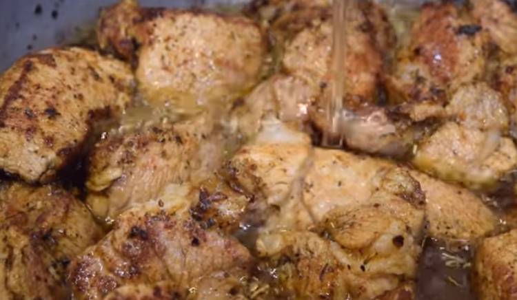 Шашлык из свинины на сковороде с луком и яблочным укусом