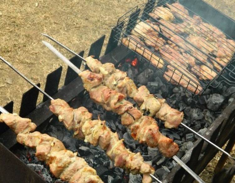 шашлык из свинины с луком и лимонным соком