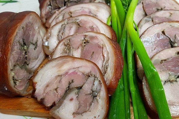 Свиной рулет из брюшины в луковой шелухе