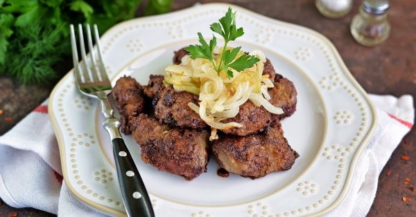 Тушеная печень говяжья с луком, морковью на сковороде