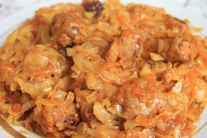 Тушеное мясо с капустой