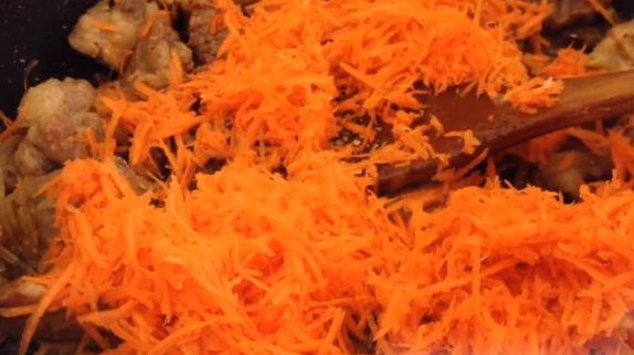 Всыпать в мясо морковь