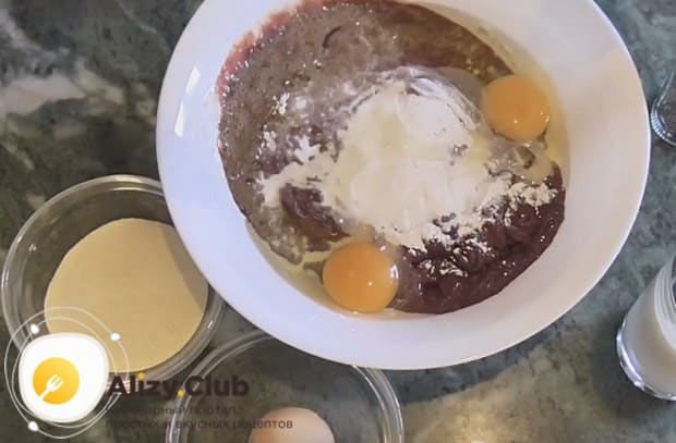 Выбиваем в печеночную массу два яйца.