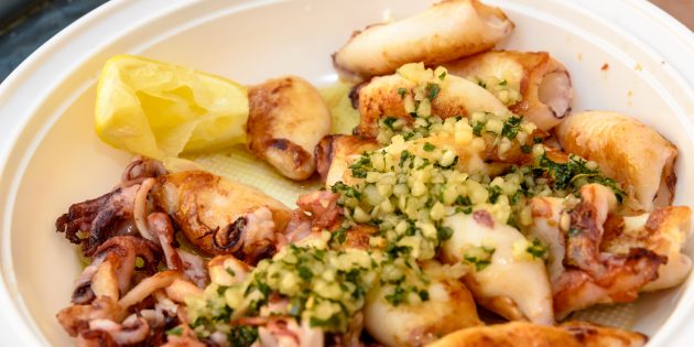 Жареные кальмары с чесноком и орехами: простой рецепт